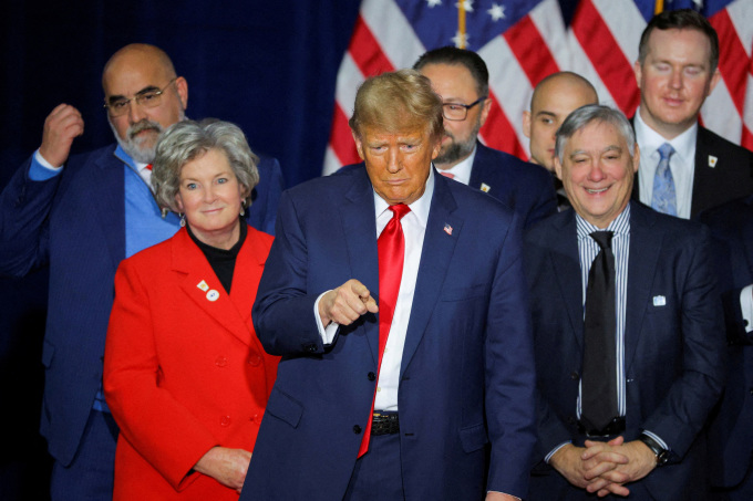 Cựu tổng thống Donald Trump (giữa) cùng nhóm trợ lý nòng cốt tại Des Moines, bang Iowa, ngày 15/1. Ảnh: Reuters