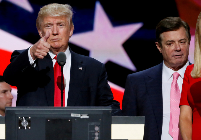 Ông Donald Trump (trái) và giám đốc chiến dịch tranh cử Paul Manafort tại Đại hội Toàn quốc đảng Cộng hòa ở Cleveland hồi tháng 7/2016. Ảnh: Reuters