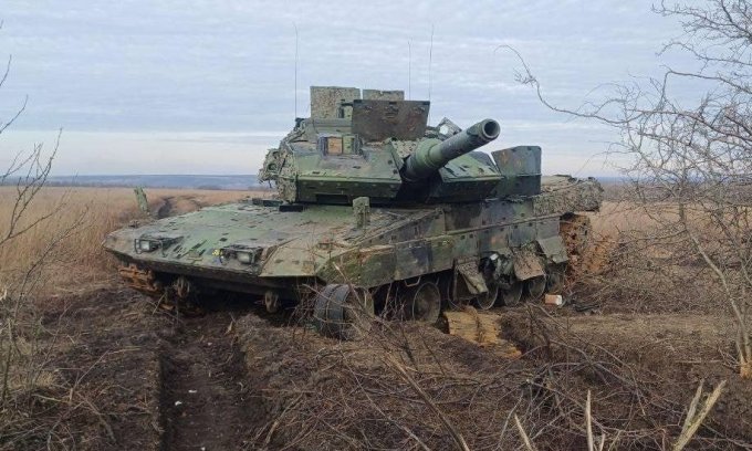 Xe tăng Strv 122 Ukraine bị trúng mìn. Ảnh: Forbes