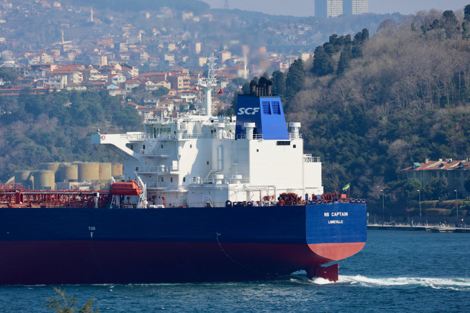 Tàu chở dầu thô NS Captain thuộc sở hữu của tập đoàn tàu chở dầ Sovcomflot (Nga) đi qua eo biển Bosphorus ở Istanbul, Thổ Nhĩ Kỳ ngày 22/2. Ảnh: Reuters