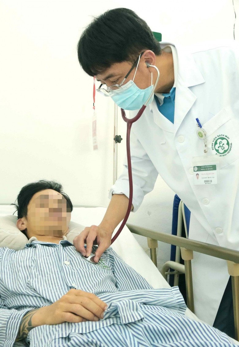 Bác sĩ Mai Duy Tôn đang thăm khám cho một bệnh nhân bị đột quỵ. 