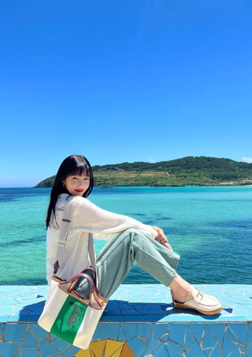 Thành viên nhóm nhạc Red Velvet, Joy cũng thích kiểu giày này khi diện áo sơ mi dệt kim kết hợp với quần denim sáng màu, đi thêm đôi giày mule trắng nhạt vừa ngọt ngào lại rất nữ tính.
