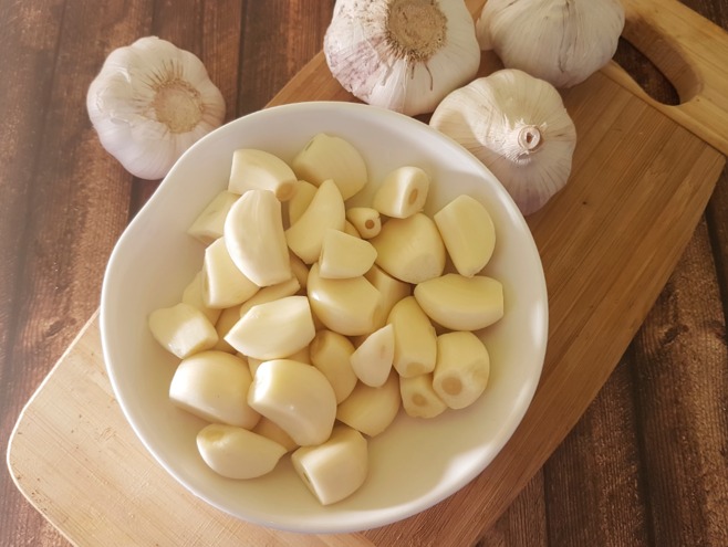 Tỏi giúp bảo vệ cơ thể khỏi nhiều loại mầm bệnh mà không gây tác dụng phụ như thuốc kháng sinh tổng hợp. (Ảnh minh họa).