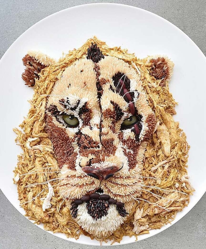 Khuôn mặt sư tử Scar trong The Lion King được làm từ gạo, thịt gà, khoai tây, đậu và dưa chua. Ảnh: Instagram Jacobs Food Diaries