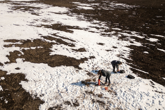 Các chuyên gia môi trường của CDM Engineering Ukraine đang kiểm tra mực nước ngầm tại mỏ lithium Polokhivske sẽ được UkrlithiumMining khai thác tại Malovyskivsky, vùng Kirovograd, Ukraine ngày 27/2. Ảnh: Reuters