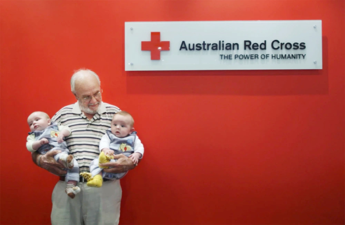 Ông James Harrison tại Hội chữ thập đỏ Australia. Ảnh: Metro