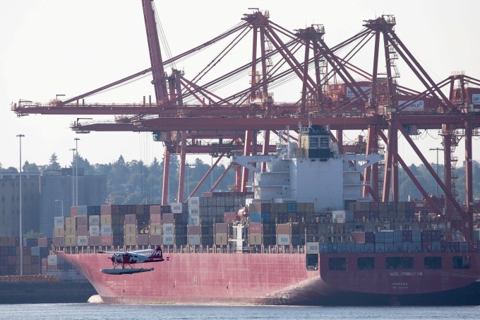Container và cần cẩu bên ngoài cảng Vancouver (Canada). Ảnh: Reuters