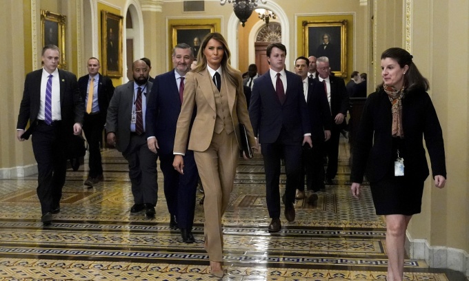 Đệ nhất phu nhân Mỹ Melania Trump (giữa) tại Đồi Capitol ngày 3/3. Ảnh: AP