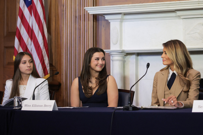 Bà Melania ngồi cạnh hai nạn nhân của video khiêu dâm deepfake. Ảnh: AFP