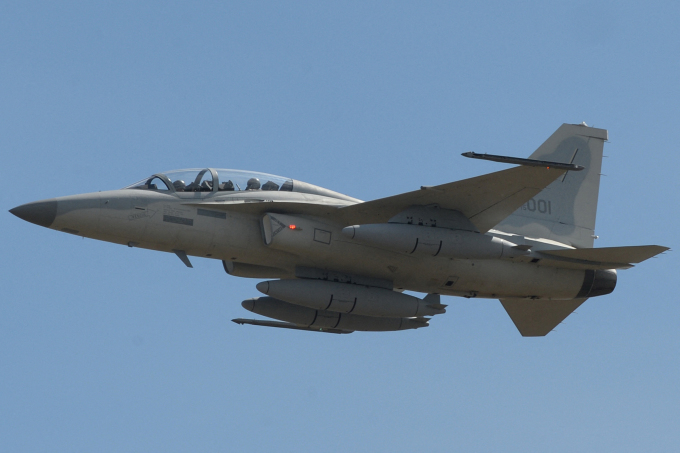 Tiêm kích đa nhiệm FA-50 của Philippines bay qua căn cứ không quân Clark, tỉnh Pampanga, ngày 18/11/2015. Ảnh: AFP