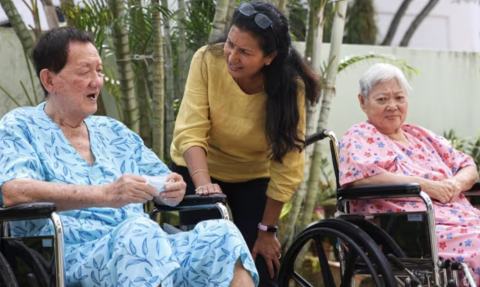 Mary Joseph Lourdes (giữa) cùng người già ở Viện dưỡng lão Sree Narayana Mission. Ảnh: CNA