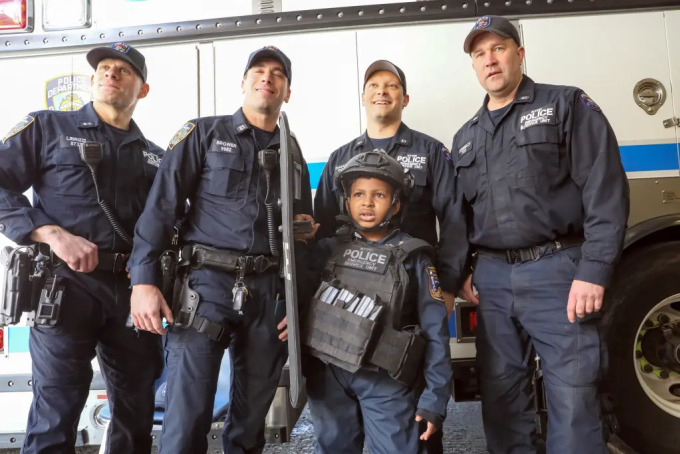 DJ Daniel cùng các sĩ quan Sở Cảnh sát New York (NYPD). Ảnh: NYP
