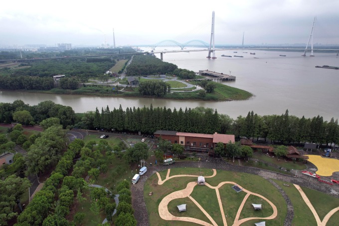 Sắc xanh phủ kín ven bờ sông Trường Giang đoạn chảy qua thành phố Nam Kinh, tỉnh Giang Tô, hồi tháng 6/2023. Ảnh: China Daily