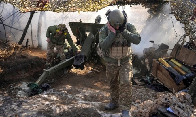 Quân nhân của Lực lượng Vệ binh Quốc gia Ukraine bắn pháo về phía quân đội Nga hôm 3/3. Ảnh: Reuters