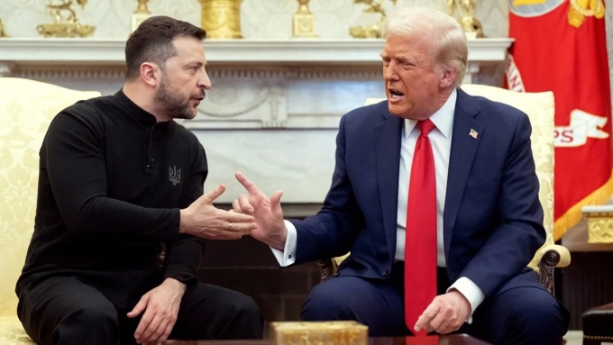 Tổng thống Mỹ Donald Trump (phải) và Tổng thống Ukraine Volodymyr Zelensky tại Phòng Bầu dục, Nhà Trắng, hôm 28/2. Ảnh: AFP