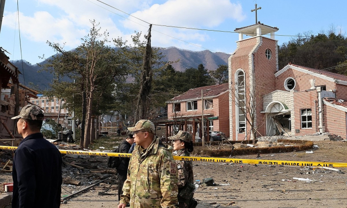 Hiện trường vụ tiêm kích KF-16 thả bom vào khu dân cư ở tỉnh tỉnh Gyeonggi, Hàn Quốc ngày 6/3. Ảnh: Yonhap