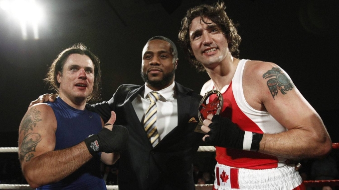 Ông Brazeau (trái) và ông Justin Trudeau (phải) trong trận đấu boxing năm 2012. Ảnh: Reuters
