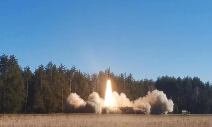 Tên lửa Iskander-M rời bệ phóng trong trận tập kích hồi năm 2022. Ảnh: BQP Nga