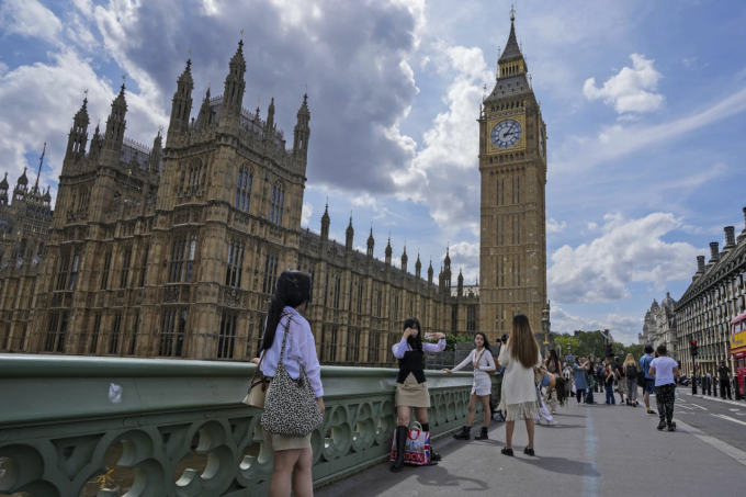 Đồng hồ Big Ben bên cầu Westminster tại London, Anh, ngày 6/7/2023. Ảnh: AP