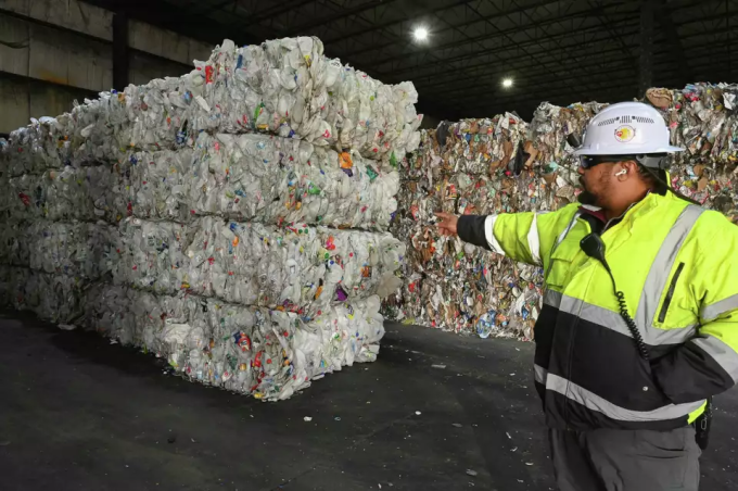 Ông Levar Davis, quản lý bãi, đang chỉ vào các kiện nhựa sau phân loại trong một nhà kho tại cơ sở thu hồi vật liệu (MRF) Sierra Processing, ngày 24/2/2025, tại Albany, New York, Mỹ. Ảnh: Times Union