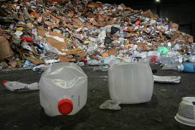 Một núi 300 tấn rác tái chế lẫn được chuyển đến để phân loại tại Sierra Processing, ngày 24/2/2025, tại Albany, New York, Mỹ. Ảnh: Times Union