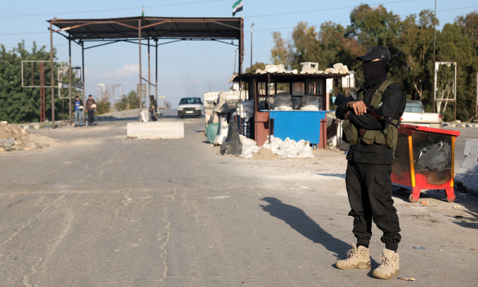 Thành viên lực lượng an ninh chính phủ Syria canh gác ở trạm kiểm soát tại thành phố Jableh hôm 10/3. Ảnh: AFP