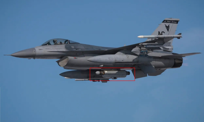 Hệ thống AN/ALQ-13 (khoanh đỏ) trên tiêm kích F-16C Mỹ tháng 3/2015. Ảnh: Không quân Vệ binh Quốc gia Mỹ
