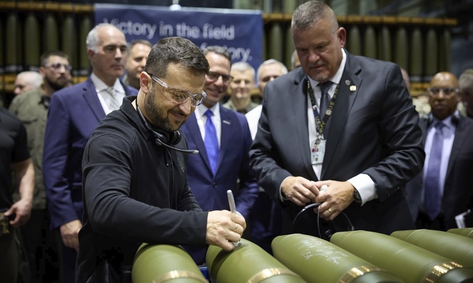 Tổng thống Ukraine Volodymyr Zelensky tại nhà máy sản xuất vũ khí ở Scranton, bang Pennsylvania, Mỹ, ngày 22/9/2024. Ảnh: AP