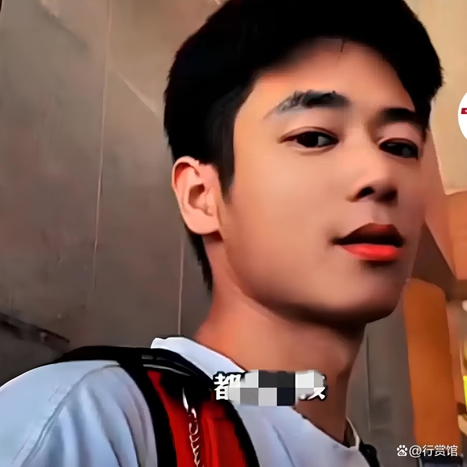 Tiểu Trương, 267 tuổi, chọn nghề hỗ trợ khách leo núi. Ảnh: