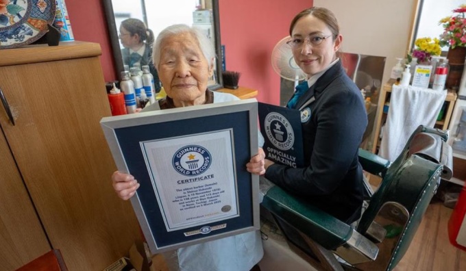 Bà Hakoishi nhận bằng chứng nhận của kỷ lục Guiness tháng 3/2025. Ảnh: Weixin