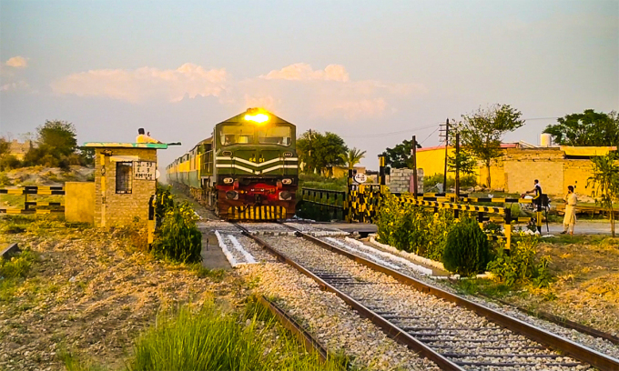 Một đoàn tàu thuộc tuyến Jaffar Express đi qua điểm giao cắt với đường bộ ở huyện Attock, Pakistan tháng 7/2021. Ảnh: Wikimedia