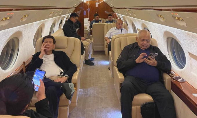 Cựu tổng thống Rodrigo Duterte (sát cửa sổ, bên trái) trong máy bay ở Manila, Philippines ngày 11/3. Ảnh: ABS-CBN
