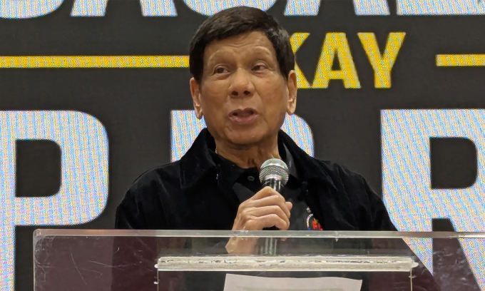 Cựu tổng thống Rodrigo Duterte phát biểu tại cuộc gặp với cộng đồng người Philippines ở đặc khu Hong Kong, Trung Quốc hôm 9/3. Ảnh: AFP