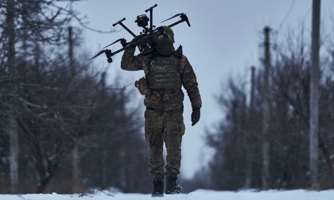 Người lính Ukraine mang theo UAV ở gần thành phố Avdiivka, vùng Donetsk, miền đông Ukraine, tháng 2/2023. Ảnh: AP