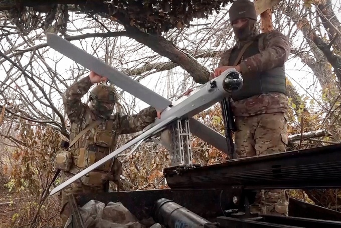 Binh lính Nga chuẩn bị phóng UAV Lancet từ một địa điểm không được tiết lộ tại Ukraine. Ảnh: Bộ Quốc phòng Nga