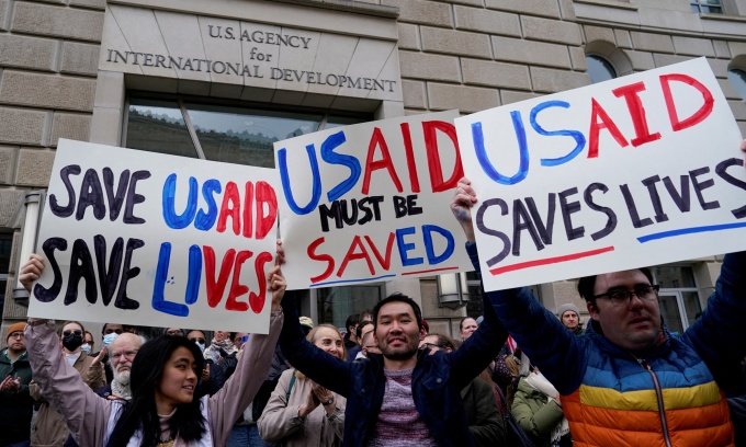 Người biểu tình ủng hộ USAID tại Washington ngày 3/2. Ảnh: Reuters