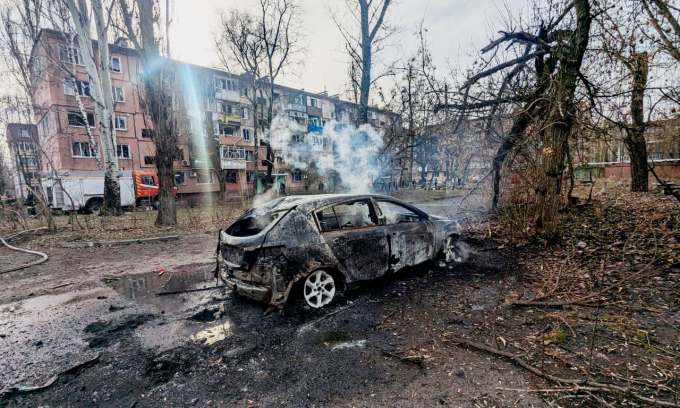 Ôtô cháy đen sau đòn tập kích của Nga vào thành phố Kryvyi Rih hôm 12/2. Ảnh: SES