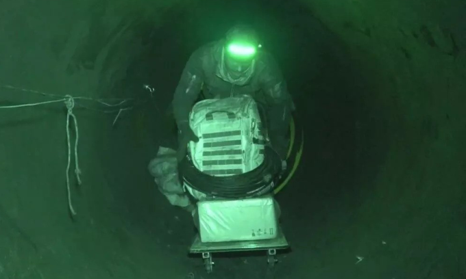 Quân nhân Nga di chuyển trong đường ống hôm 11/3. Ảnh: RIA Novosti