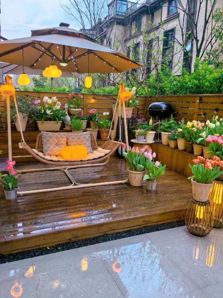 Cô gái trồng hoa tulip bên ngoài cửa sổ, kéo rèm lên cả bức tranh hiện ra, đẹp đến mê người - 4