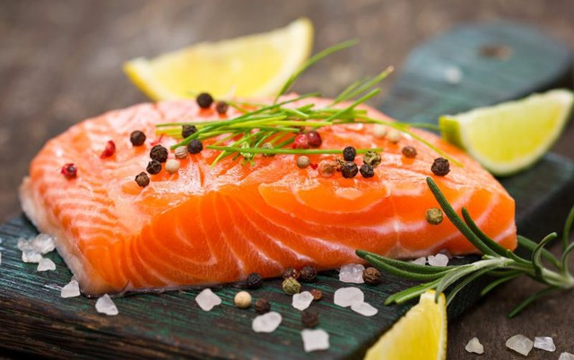 Cá hồi giàu acid béo omega-3 giảm nguy cơ mắc bệnh tim mạch.