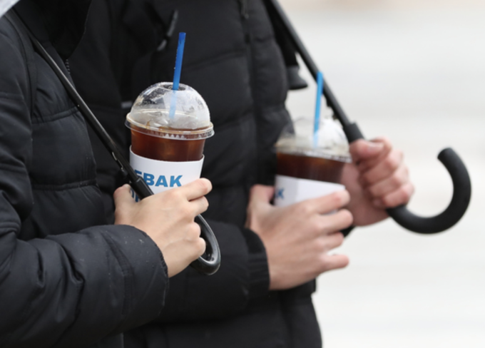 Người Hàn Quốc luôn gọi một cốc americano đá để tỉnh táo, dù nhiệt độ xuống âm độ C. Ảnh: News
