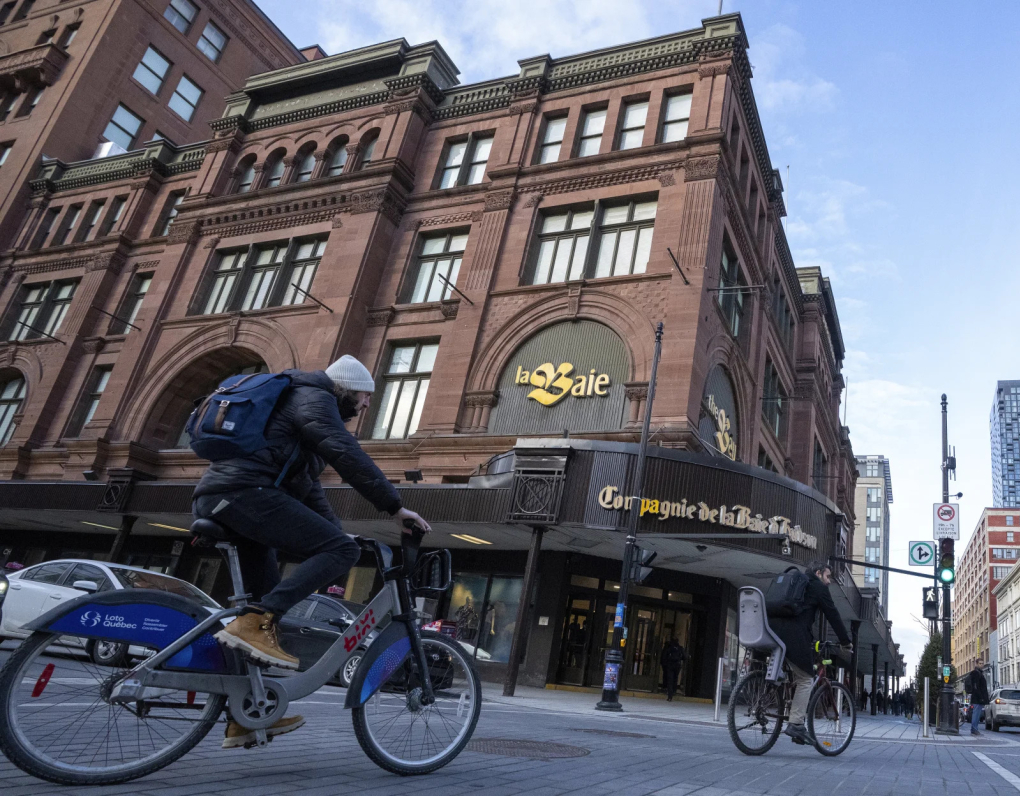 Người đi xe đạp ngang trung tâm thương mại của Hudson’s Bay tại Montreal ngày 17/3. Ảnh: AP