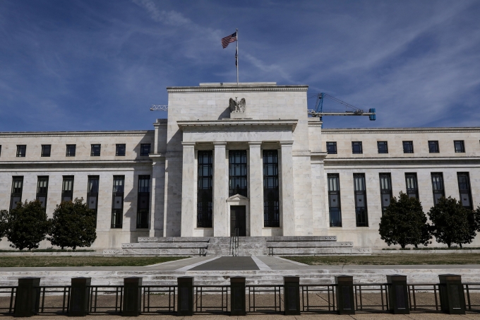 Bên ngoài Cục Dự trữ Liên bang Mỹ (Fed) tại Washington (Mỹ). Ảnh: Reuters