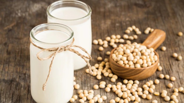 Sữa đậu nành giúp kiểm soát cholesterol và bảo vệ sức khỏe tim mạch. (Ảnh minh họa).