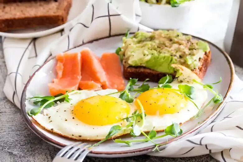 Ăn sáng giàu protein và chất xơ để ổn định năng lượng. (Ảnh minh họa).