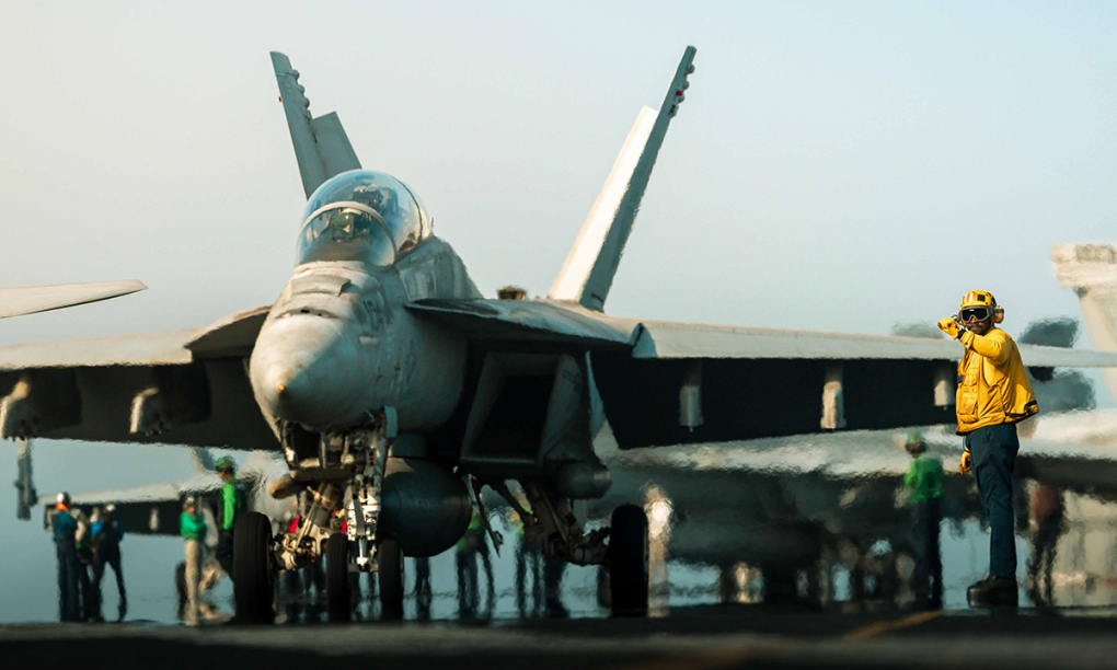 Tiêm kích F/A-18F di chuyển trên sàn tàu sân bay USS Harry S. Truman ngày 24/3. Ảnh: US Navy
