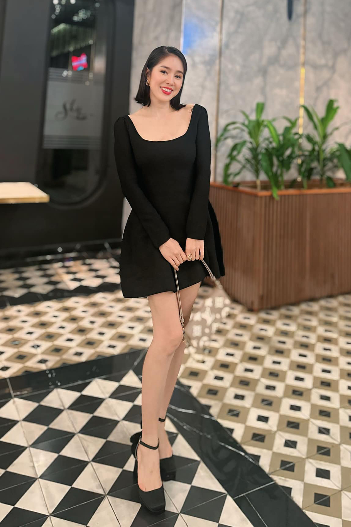 Trước đây, Lê Phương từng nặng đến 82 kg lúc mang bầu bé thứ hai. Nhờ việc tích cực tập gym kết hợp ăn uống khoa học, cô đánh bay lượng lớn mỡ thừa, hiện duy trì cân nặng quanh mốc 50 kg. Thời gian qua, diễn viên tích cực tập thể thao, ăn uống kiêng khem nên thân hình càng gọn gàng.