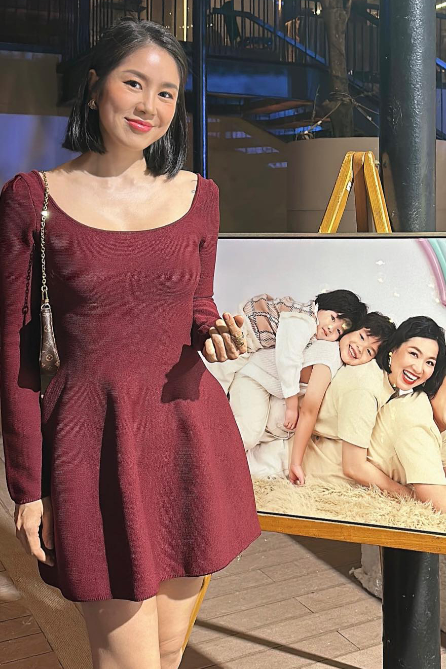 Vóc dáng mảnh mai giúp cô chinh phục những kiểu đầm ôm sát. Lê Phương thích mặc váy khoét cổ sâu, làm nổi bật phần vai gợi cảm.