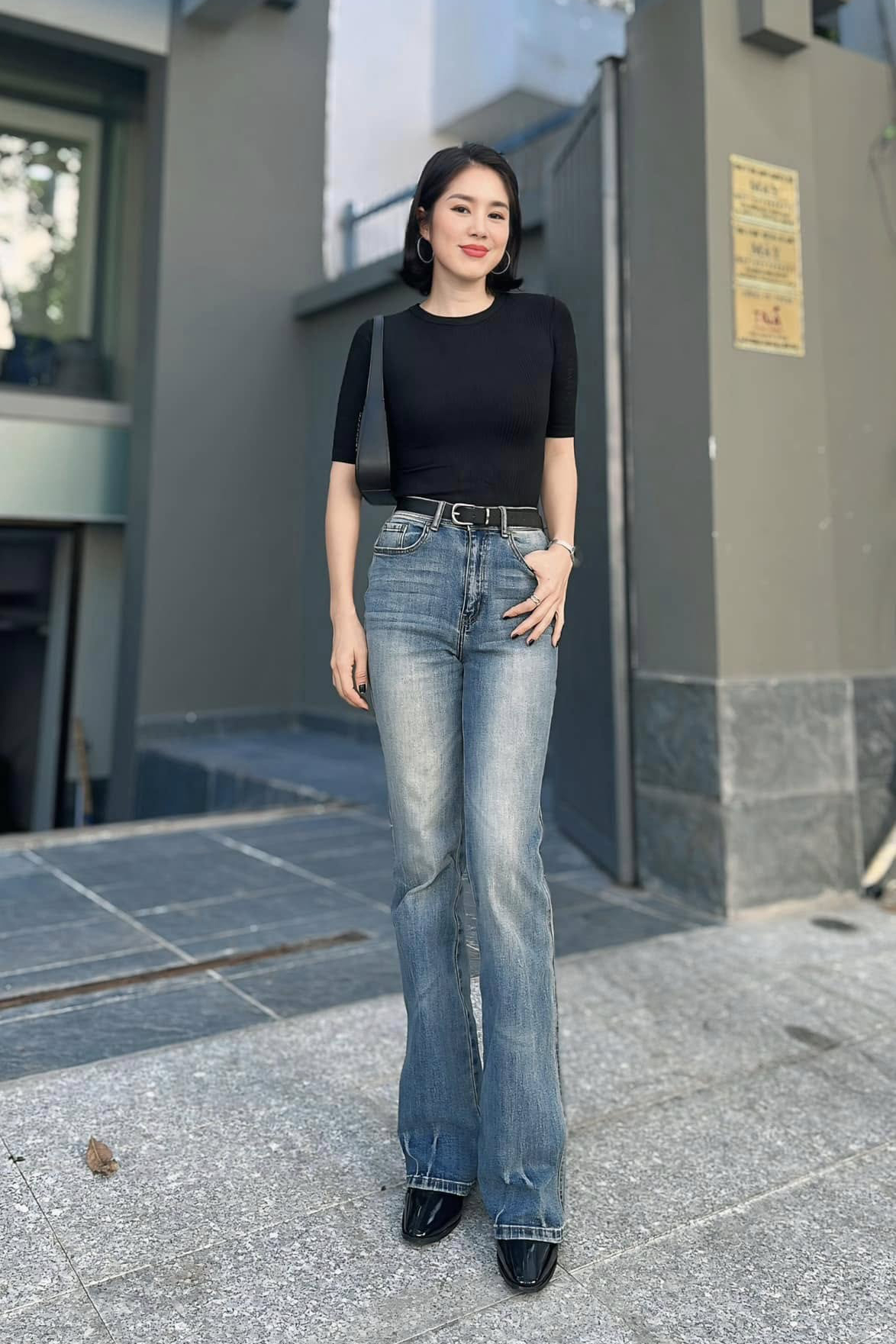 Khi mặc áo thun ôm phối quần jeans ống loe, diễn viên được nhiều bạn bè khen dáng xinh quá.