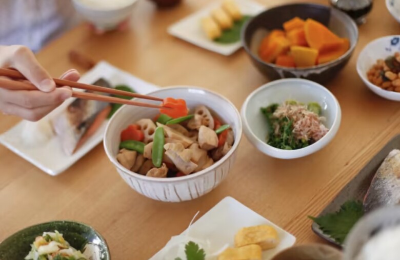 Bác sĩ Hibino Sawako gợi ý nên thay đổi thứ tự ăn uống bằng cách ăn rau, thịt trước cơm.